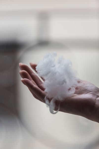 Подушка Ecotton 50х70 см Ecofill Premium антиалергенна з біопухом біла в чохлі для зберігання White 25069 фото